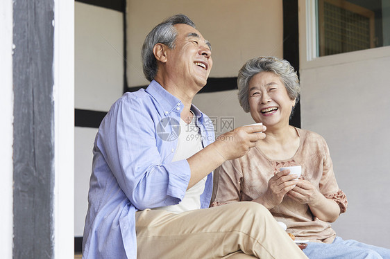 老年夫妇聊天喝茶图片