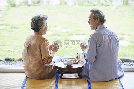 老年夫妇聊天喝茶图片