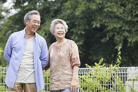 老年夫妇庭院里散步聊天图片