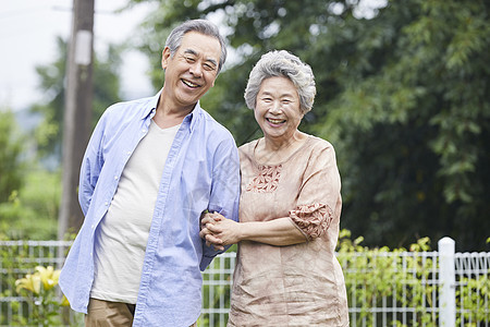 老年夫妇庭院里散步聊天图片