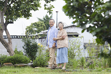 老年夫妇庭院里散步聊天图片