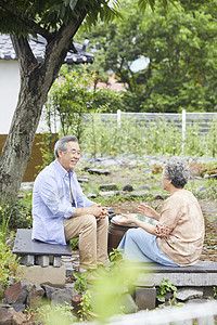 老年夫妇庭院里休息聊天图片