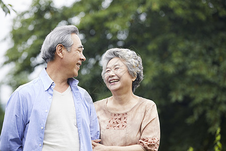 退休后休闲的老年夫妇背景图片