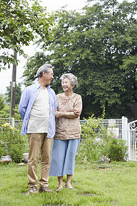 老年夫妇庭院里散步聊天图片