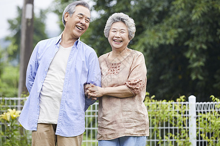 老年夫妇庭院散步图片