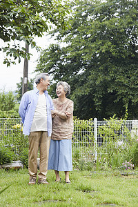 老年夫妇庭院散步图片