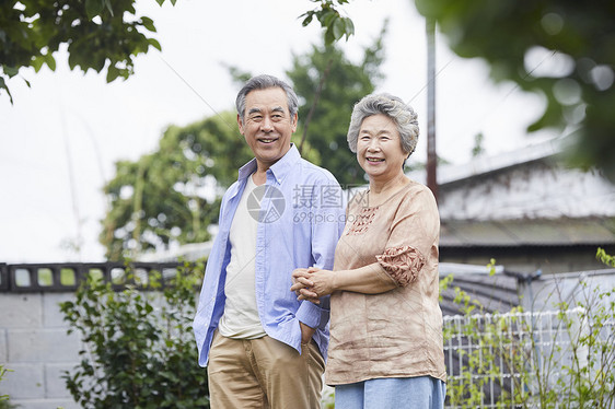 老年夫妇庭院散步图片