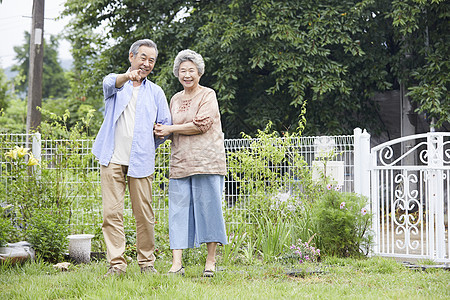 老年夫妇庭院散步图片