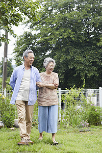 老年夫妇庭院散步图片