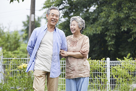 老年夫妇庭院散步图片