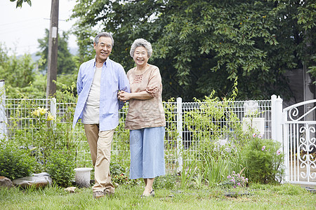 老年夫妇庭院散步图片