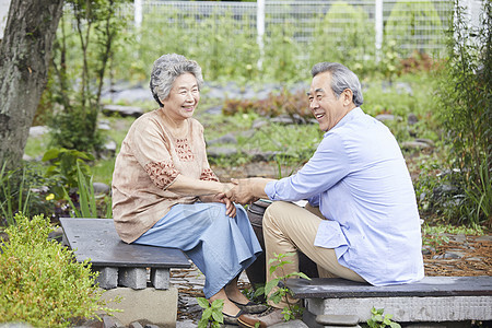 老年夫妇庭院里休息聊天图片