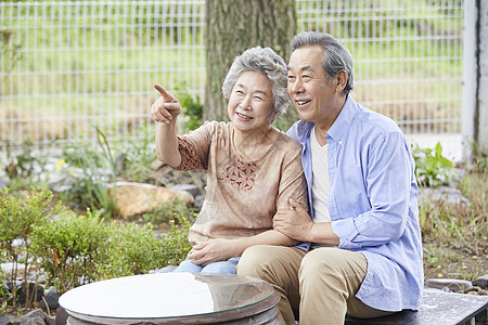 老年夫妇庭院里休息聊天图片