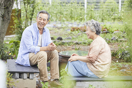 老年夫妇庭院里休息聊天图片