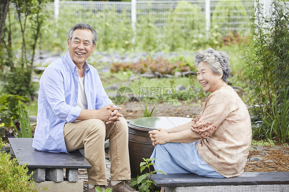 老年夫妇庭院里休息聊天图片