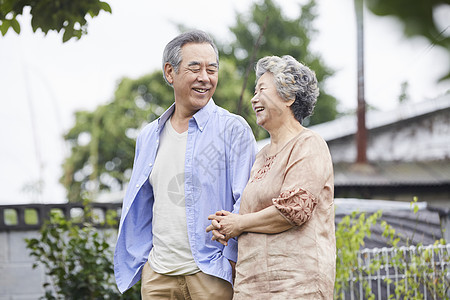 老年夫妇庭院散步图片