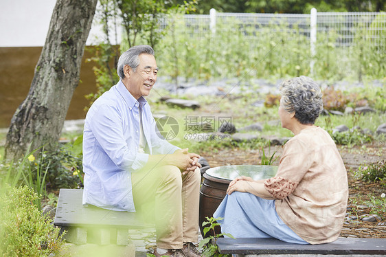 老年夫妇庭院里休息聊天图片