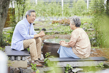 老年夫妇庭院里休息聊天图片