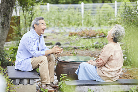 老年夫妇庭院里休息聊天图片