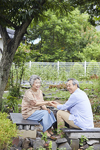 老年夫妇庭院里休息聊天图片