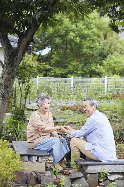 老年夫妇庭院里休息聊天图片