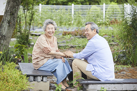 老年夫妇庭院里休息聊天图片