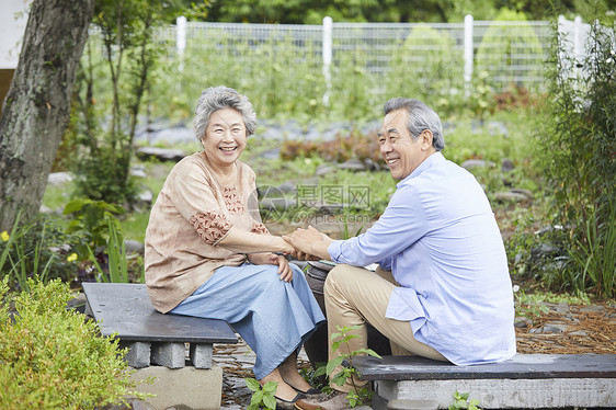 老年夫妇庭院里休息聊天图片