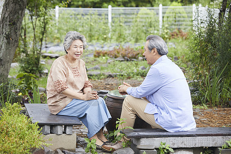 老年夫妇庭院里休息聊天图片