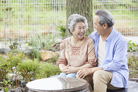 老年夫妇庭院里休息聊天图片