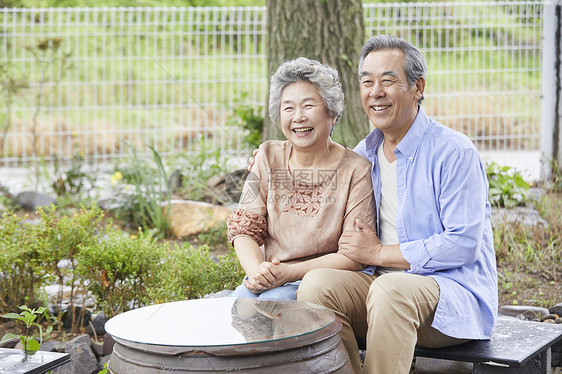 老年夫妇庭院里休息聊天图片