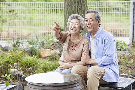 老年夫妇庭院里休息聊天图片