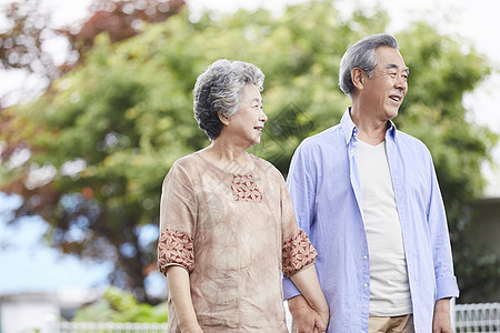 老年夫妇庭院散步图片