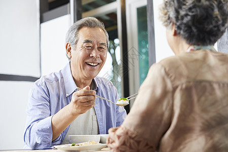 老年夫妇居家吃饭图片