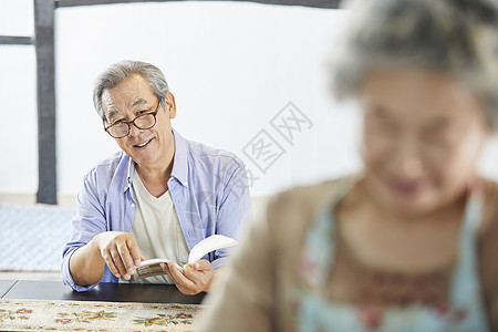 退休后休闲的老年夫妇图片
