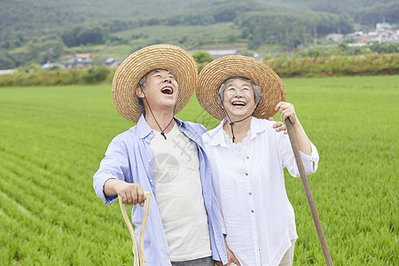 老年夫妇下农田干农活图片