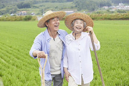 老年夫妻一起种植农作物图片