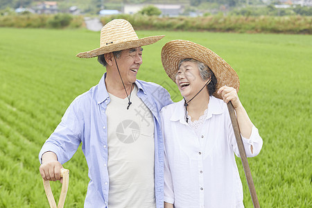 一起照顾农作物的老年夫妇图片