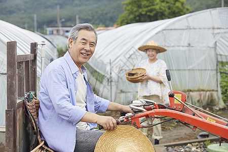 一起照顾农作物的老年夫妇图片