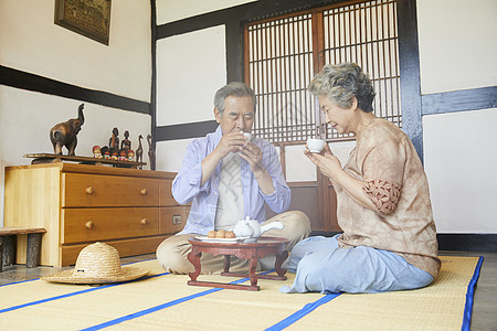 老年夫妇居家喝茶聊天图片