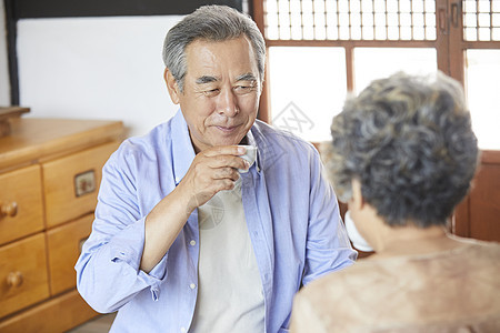 老年夫妇居家喝茶聊天图片