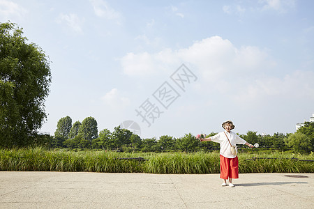 户外拍照的老年人图片