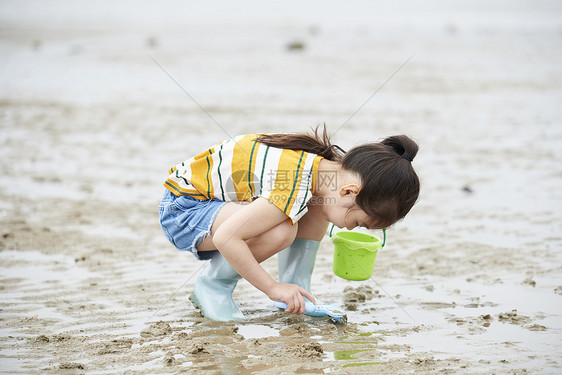 沙滩玩耍的小女孩图片