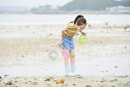 儿童在海边玩耍图片