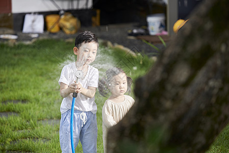 小孩子给树浇水图片