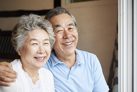 退休的老年夫妇图片