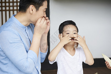 花园里玩耍的小孩图片