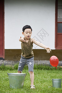 在庭院生活玩耍的小孩图片