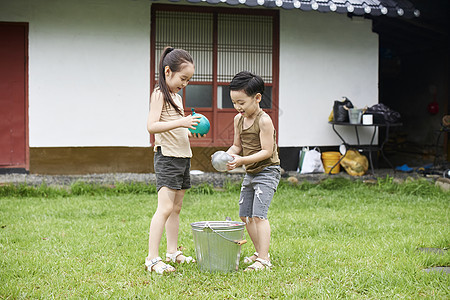 在庭院生活玩耍的小孩图片