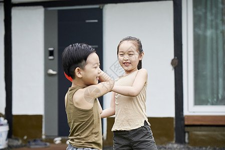 在庭院生活玩耍的小孩图片