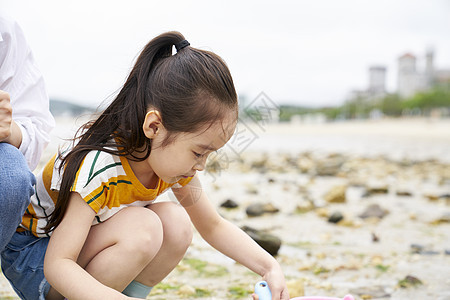 在海边捡石子的小孩图片